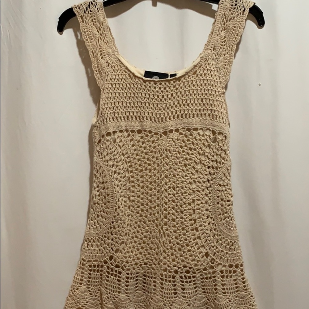 ITS OUR TIME CROCHETED TOP SZ L SCALLOPED HEM